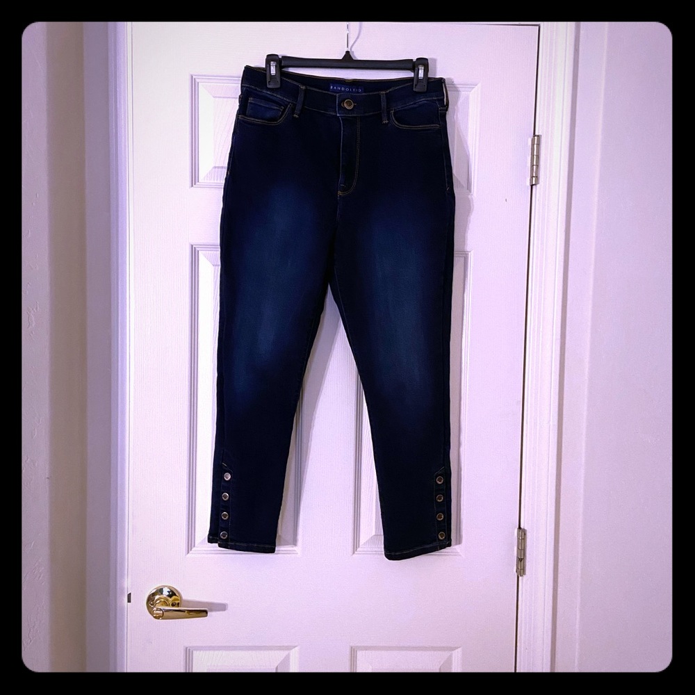 Bandolino “Thea” crop high rise jeans size 6